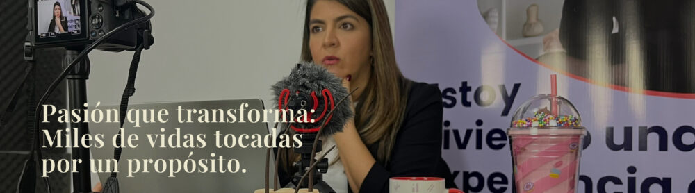 Angela Messa en una sesión de formación virtual grabada con equipo profesional de video y audio. Pasión que transforma: Miles de vidas tocadas por un propósito.